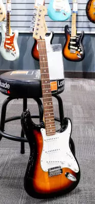 Fender - Player Stratocaster Pau Ferro - 3 Tone Sunburst 2